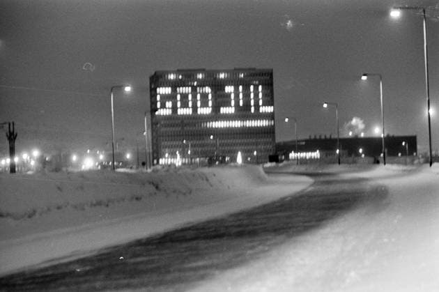 Aktuell 1-3-1970 : Arbeider-opproret. bilde 0285 Aktuell 1-3-1970 : Arbeider-opproret. Streiken i LKAB s gruver i Sveriges Lappland, som har omfattet nesten 5000 gruvearbeidere siden 10. desember, gjelder mer enn penger. Det er en streik mot teknokratiets hensynslose utnyttelse av menneskene, og en streik for trivsel og menneskeverd. Men ogsa julaften 1969, mens LKAB tapte 7 millioner pr. dag pa streiken, hilste selskapet sine undersatter med God Jul fra vinduene pa bolagets store kontorbygning. Foto: Per Ervik Aktuell NTB ***Foto er ikke bildebehandlet*** *Tekst er auto oversatt* Sverige EDITORIAL USE ONLY Ref:5gN1SJu6UWI.jpg *** Current 1 3 1970 Workers in revolt image 0285 Current 1 3 1970 Workers in revolt The strike at 