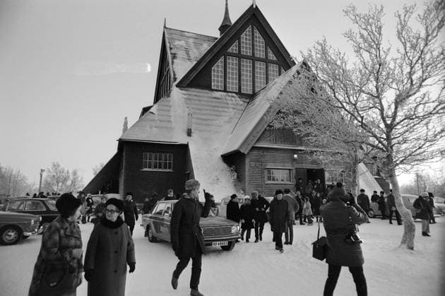 Aktuell 1-3-1970 : Arbeider-opproret. bilde 0014 Aktuell 1-3-1970 : Arbeider-opproret. Streiken i LKAB s gruver i Sveriges Lappland, som har omfattet nesten 5000 gruvearbeidere siden 10. desember, gjelder mer enn penger. Det er en streik mot teknokratiets hensynslose utnyttelse av menneskene, og en streik for trivsel og menneskeverd. Men ogsa julaften 1969, mens LKAB tapte 7 millioner pr. dag pa streiken, hilste selskapet sine undersatter med God Jul fra vinduene pa bolagets store kontorbygning. Foto: Per Ervik Aktuell NTB ***Foto er ikke bildebehandlet*** *Tekst er auto oversatt* Sverige EDITORIAL USE ONLY Ref:9Y50JHjGDhE.jpg *** Current 1 3 1970 Workers in revolt image 0014 Current 1 3 1970 Workers in revolt The strike at 