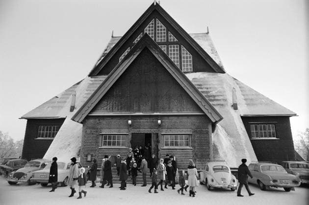 Aktuell 1-3-1970 : Arbeider-opproret. bilde 0024 Aktuell 1-3-1970 : Arbeider-opproret. Streiken i LKAB s gruver i Sveriges Lappland, som har omfattet nesten 5000 gruvearbeidere siden 10. desember, gjelder mer enn penger. Det er en streik mot teknokratiets hensynslose utnyttelse av menneskene, og en streik for trivsel og menneskeverd. Men ogsa julaften 1969, mens LKAB tapte 7 millioner pr. dag pa streiken, hilste selskapet sine undersatter med God Jul fra vinduene pa bolagets store kontorbygning. Foto: Per Ervik Aktuell NTB ***Foto er ikke bildebehandlet*** *Tekst er auto oversatt* Sverige EDITORIAL USE ONLY Ref:ejzsPeCKNcY.jpg *** News 1 3 1970 Workers in revolt photo 0024 News 1 3 1970 Workers in revolt The strike at LKABs 