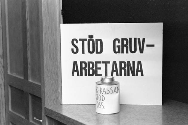 Aktuell 1-3-1970 : Arbeider-opproret. bilde 0096 Aktuell 1-3-1970 : Arbeider-opproret. Streiken i LKAB s gruver i Sveriges Lappland, som har omfattet nesten 5000 gruvearbeidere siden 10. desember, gjelder mer enn penger. Det er en streik mot teknokratiets hensynslose utnyttelse av menneskene, og en streik for trivsel og menneskeverd. Men ogsa julaften 1969, mens LKAB tapte 7 millioner pr. dag pa streiken, hilste selskapet sine undersatter med God Jul fra vinduene pa bolagets store kontorbygning. Gruvestreiken er tariffstridig, og folgelig far ikke de streikende stotte fra Gruvarbetarforbundets Kasse, Mlliioner er samlet inn. Foto: Per Ervik Aktuell NTB ***Foto er ikke bildebehandlet*** *Tekst er auto oversatt* Sverige ED 