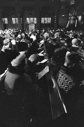 Aktuell 1-3-1970 : Arbeider-opproret. bilde 0138 Aktuell 1-3-1970 : Arbeider-opproret. Streiken i LKAB s gruver i Sveriges Lappland, som har omfattet nesten 5000 gruvearbeidere siden 10. desember, gjelder mer enn penger. Det er en streik mot teknokratiets hensynslose utnyttelse av menneskene, og en streik for trivsel og menneskeverd. Men ogsa julaften 1969, mens LKAB tapte 7 millioner pr. dag pa streiken, hilste selskapet sine undersatter med God Jul fra vinduene pa bolagets store kontorbygning. Sondag var det messe i Kuruna kirke med stort oppmote for det ble holdt kollekt til de streikende. Foto: Per Ervik Aktuell NTB ***Foto er ikke bildebehandlet*** *Tekst er auto oversatt* Sverige EDITORIAL USE ONLY Ref:FnLxBKoUvI0.jp 