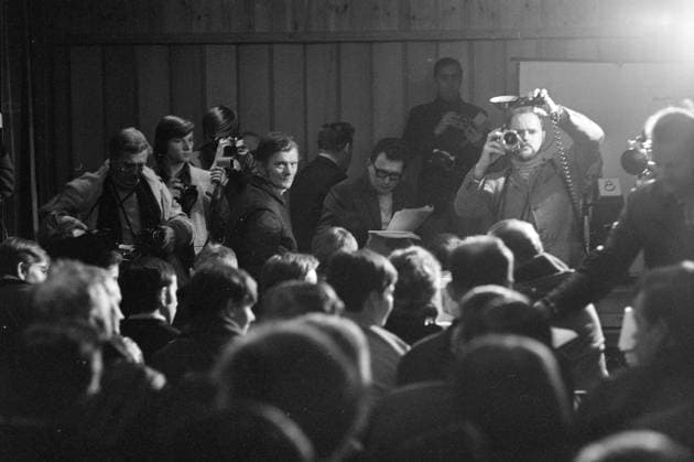Aktuell 1-3-1970 : Arbeider-opproret. bilde 0206 Aktuell 1-3-1970 : Arbeider-opproret. Streiken i LKAB s gruver i Sveriges Lappland, som har omfattet nesten 5000 gruvearbeidere siden 10. desember, gjelder mer enn penger. Det er en streik mot teknokratiets hensynslose utnyttelse av menneskene, og en streik for trivsel og menneskeverd. Men ogsa julaften 1969, mens LKAB tapte 7 millioner pr. dag pa streiken, hilste selskapet sine undersatter med God Jul fra vinduene pa bolagets store kontorbygning. Streikende gruvearbeidere med fruer Svappavaara fyller det vesle forsamlingslokalet for a svare et rungende nei til det forslaget Gruvarbetarforbundets formann, Bernt Nilsson, bringer med fra Stockholm. Foto: Per Ervik Aktuell NTB ** 