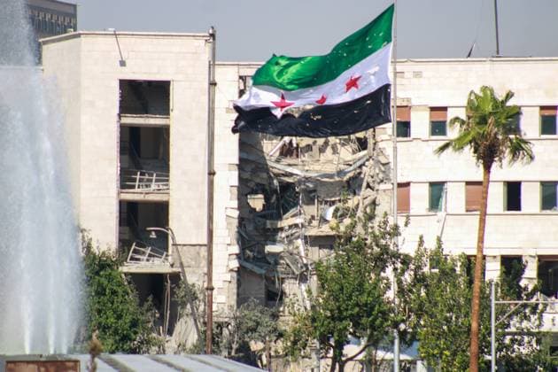 Bilder des Jahres 2025, News 07 Juli News Bilder des Tages Israeli airstrike hits Syrian army’s General Staff Complex in Syrian capital Damascus DAMASCUS, SYRIA - JULY 16: Emergency services and security forces arrive and set up a security perimeter following an Israeli airstrike targeting the entrance of the Syrian army’s General Staff Complex in Damascus, Syria, on July 16, 2025. The building was targeted three times throughout the day, with visible flames and heavy smoke following the attacks. At least two people were injured in the Israeli airstrike. Nour Ziadeh Anadolu Damascus Syria. Editorial use only. Please get in touch for any other usage.  Copyright: x2025xAnadoluxNourxZiadehx