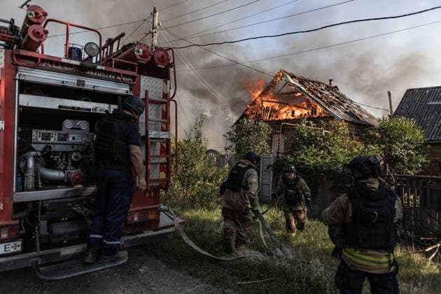 News Bilder des Tages Russian shelling hits residential area in Eastern Ukraine KOSTIANTYNIVKA, UKRAINE - JULY 16: Ukrainian emergency service workers extinguish a fire in 3 houses after Russian shelling on the city of Kostiantynivka, Ukraine, on July 16, 2025. Diego Herrera Carcedo Anadolu Kostiantynivka Ukraine. Editorial use only. Please get in touch for any other usage.  Copyright: x2025xAnadoluxDiegoxHerreraxCarcedox