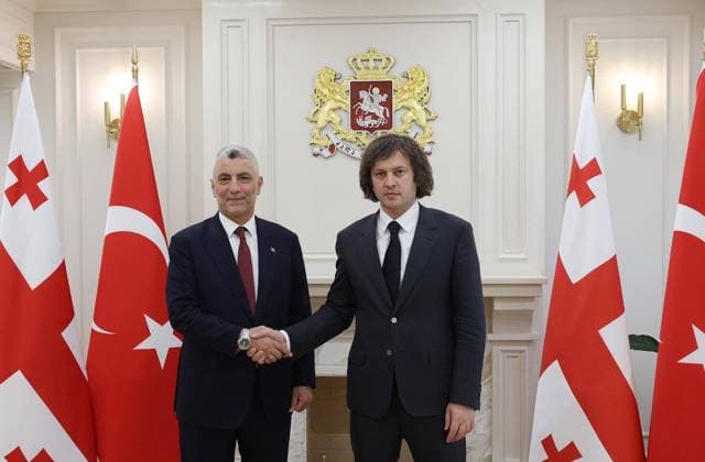 News Bilder des Tages Turkish Trade Minister Omer Bolat in Tbilisi??????? TBILISI, GEORGIA - JULY 16: (----EDITORIAL USE ONLY MANDATORY CREDIT - PRIME MINISTRY OF GEORGIA HANDOUT - NO MARKETING NO ADVERTISING CAMPAIGNS - DISTRIBUTED AS A SERVICE TO CLIENTS----) Turkish Trade Minister Omer Bolat (L) meets with Georgian Prime Minister Irakli Kobakhidze (R) in Tbilisi, Georgia on July 16, 2025. Georgian Prime Ministry Handout Anadolu Tbilisi Georgia. Editorial use only. Please get in touch for any other usage.  Copyright: x2025xAnadoluxGeorgianxPrimexMinistryx xHandoutx