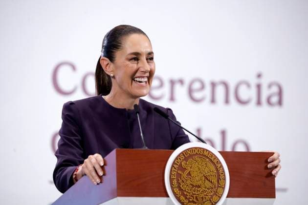 News Bilder des Tages MexicoÃ¢â‚¬â ¢s President Claudia Sheinbaum Pardo, speaks about the strategies to be implemented for Mexican state-owned companies such as Mexicana de Aviacion, the passenger and cargo train, and the Mundo Maya Group during a briefing at National Palace. on July 16, 2025 in Mexico City, Mexico. Mexico City Mexico - ZUMAe321 20250716_zia_e321_003 Copyright: xLuisxBarronx