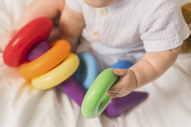 Creative Highlight Symbolbilder Nahaufnahme Baby spielen mit bunten Regenbogen Spielzeug Pyramide auf weißen sonnigen Schlafzimmer. Spielzeug für kleine Kinder. Kind mit Lernspielzeug Nahaufnahme Baby spielen mit bunten Regenbogen Spielzeug Pyramide auf weißen sonnigen Schlafzimmer. Spielzeug für kleine Kinder. Kind mit Lernspielzeug Copyright: imageBROKER TatianaxChekryzhova ibxiqx14064054.jpg ,model released, Symbolfoto ,property released