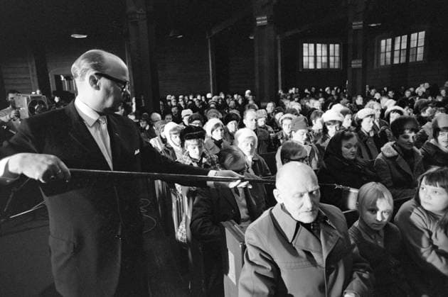 Aktuell 1-3-1970 : Arbeider-opproret. bilde 0140 Aktuell 1-3-1970 : Arbeider-opproret. Streiken i LKAB s gruver i Sveriges Lappland, som har omfattet nesten 5000 gruvearbeidere siden 10. desember, gjelder mer enn penger. Det er en streik mot teknokratiets hensynslose utnyttelse av menneskene, og en streik for trivsel og menneskeverd. Men ogsa julaften 1969, mens LKAB tapte 7 millioner pr. dag pa streiken, hilste selskapet sine undersatter med God Jul fra vinduene pa bolagets store kontorbygning. Sondag var det messe i Kuruna kirke med stort oppmote for det ble holdt kollekt til de streikende. Foto: Per Ervik Aktuell NTB ***Foto er ikke bildebehandlet*** *Tekst er auto oversatt* Sverige EDITORIAL USE ONLY Ref:MPFH8xNQ6cY.jp 