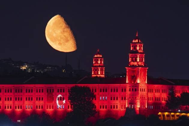 Bilder des Jahres 2025, News 07 Juli Half-moon in Turkiye s Istanbul ISTANBUL, TURKIYE - JULY 16: Half-moon is seen behind the Selimiye barracks during night sky in Istanbul, Turkiye on July 16, 2025. Isa Terli Anadolu Istanbul Turkey. Editorial use only. Please get in touch for any other usage.  Copyright: x2025xAnadoluxIsaxTerlix