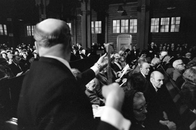 Aktuell 1-3-1970 : Arbeider-opproret. bilde 0160 Aktuell 1-3-1970 : Arbeider-opproret. Streiken i LKAB s gruver i Sveriges Lappland, som har omfattet nesten 5000 gruvearbeidere siden 10. desember, gjelder mer enn penger. Det er en streik mot teknokratiets hensynslose utnyttelse av menneskene, og en streik for trivsel og menneskeverd. Men ogsa julaften 1969, mens LKAB tapte 7 millioner pr. dag pa streiken, hilste selskapet sine undersatter med God Jul fra vinduene pa bolagets store kontorbygning. Sondag var det messe i Kuruna kirke med stort oppmote for det ble holdt kollekt til de streikende. Foto: Per Ervik Aktuell NTB ***Foto er ikke bildebehandlet*** *Tekst er auto oversatt* Sverige EDITORIAL USE ONLY Ref:NmYoEonTUxE.jp 