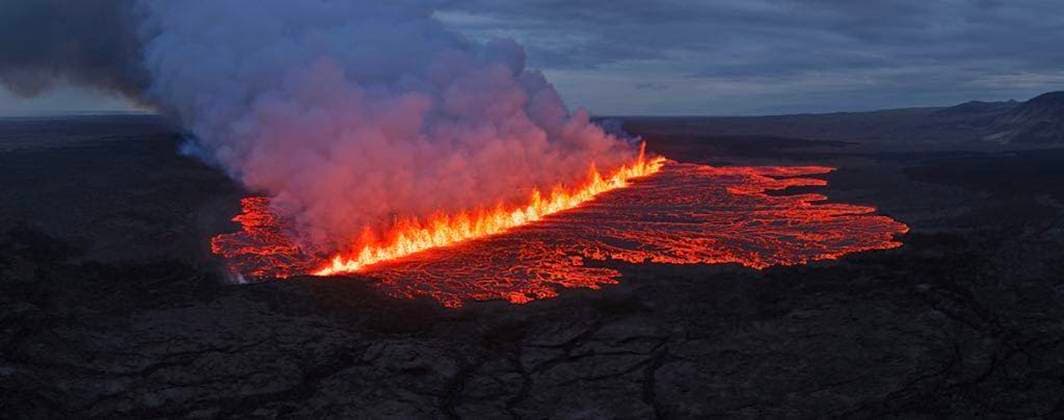 Bilder des Jahres 2025, News 07 Juli July 16, 2025, Grindavik, Reykjanes Peninsula, Iceland: Lava emerges through a fissure after a volcanic eruption. The volcano erupted on Wednesday on Iceland™s Reykjanes peninsula in the south-west of the country, the ninth eruption in region since the end of 2023. The main fissure was about 1.5 miles (2.4km) long, and that a second fissure of about 500 metres long had opened up nearby. Residents were advised to say indoors because high levels of toxic gas in the air. Reykjanes Peninsula Iceland  - ZUMA 20250716_int_z03_031 Copyright: xHordurxKristleifsson CivilxProtex