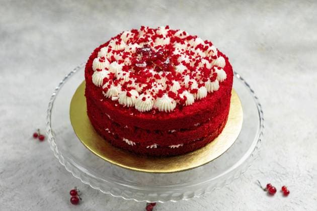 Runder roter Samtkuchen mit weißer Frischkäseglasur, dekoriert mit roten Johannisbeeren Round red velvet cake with white cream cheese frosting decorated with red currant berries Copyright: imageBROKER Dr.xMartinxBaumgärtn ibxiqx14304254.jpg