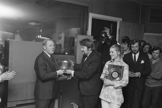 Aktuell 16 - 1 - 1970: Beste i Norden bilde 0019 Aktuell 16 - 1 - 1970: Beste i Norden. Gjogleren, bergenseren og plateartisten Arne Bendiksen har slatt pa stortromma. Han har skaffet seg et lydstudio som er rent ut imponerende bare i tall og facts: 24 Inngangskanaler, 8 utgangskanaler, 4 ekko-kanaler, og mye, mye mer som bor fa ekspertisen til a stusse. Hans nye lydstudio er det mest moderne i Norden, og ved hjelp av det skal han lage mangt og mye pa dagens pop-himmel. Kirsti Sparboe med gullplate. Foto: Ivar Aaserud Aktuell NTB ***Foto er ikke bildebehandlet*** *Tekst er auto oversatt* Norge EDITORIAL USE ONLY Ref:ZTYOHeaWfBE.jpg *** Aktuell 16 1 1970 Beste i Norden bilde 0019 Aktuell 16 1 1970 Beste i Norden Guitarist, Be 