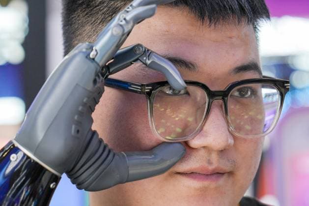 News Bilder des Tages (250717) -- BEIJING, July 17, 2025 -- A staff member of technology firm BrainCo uses a smart prosthetic hand to take off his glasses in the Digital Technology Chain area of the third China International Supply Chain Expo (CISCE) in Beijing, capital of China, July 17, 2025. Held from July 16 to 20, the 2025 CISCE kicked off in Beijing on Wednesday. A key innovation for this edition is the Debut Zone, dedicated to the global premieres of new products, technologies, and ecosystems, showcasing breakthrough innovations that drive industrial collaboration. ) CHINA-BEIJING-3RD CISCE-INNOVATION (CN) JuxHuanzong 