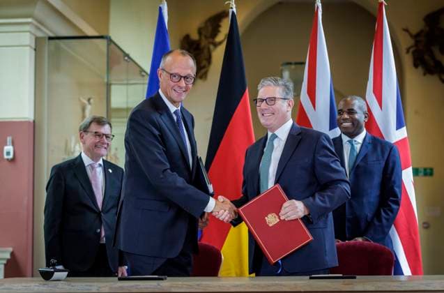 Bilder des Jahres 2025, News 07 Juli News Bilder des Tages Johann Wadephul (CDU), Bundesaussenminister, aufgenommen im Rahmen seiner Reise mit Friedrich Merz (CDU), Bundeskanzler, nach London. Hier Unterzeichnung des Vertrags zwischen der Deutschland und dem Vereinigten Koenigreich ueber Freundschaft und bilaterale Zusammenarbeit gemeinsam mit dem britischen Aussenminister David Lammy und Premierminister Keir Starmer. Fotografiert im Auftrag des Auswaertigen Amtes London United Kingdom *** Johann Wadephul CDU , Federal Foreign Minister, photographed during his trip to London with Friedrich Merz CDU , Federal Chancellor, here signing the Treaty of Amity and Bilateral Cooperation between Germany and the United Kingdom together with the British Foreign Secretary David Lammy and Prime Minister Keir Copyright: xThomasxKoehler AAx