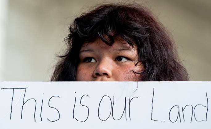 News Bilder des Tages July 17, 2025, Gatineau, Qc, Canada: A protester is seen a protest led by the Okiniwak Youth Led Movement on the property of the Canadian Museum of History during the First Nations Summit n Gatineau, Que., on Thursday, July 17, 2025. Gatineau Canada  - ZUMAc35_ 20250717_zaf_c35_028 Copyright: xSpencerxColbyx