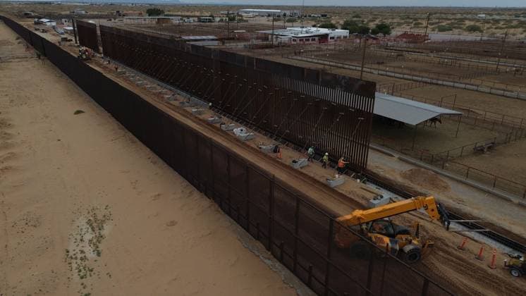 US begins construction of 11-kilometer wall on Mexico border CIUDAD JUAREZ , MEXICO - JULY 17: Workers are seen working with construction equipment after US authorities began construction on the next phase of the US-Mexico border wall between Texas and Ciudad Juarez on July 17, 2025 in Ciudad Juarez, Mexico. More than 11 kilometers will be built in the Texas town of Santa Teresa, following the approval of the immigration budget. Christian Torres Anadolu Ciudad Juarez Mexico. Editorial use only. Please get in touch for any other usage.  Copyright: x2025xAnadoluxChristianxTorresx