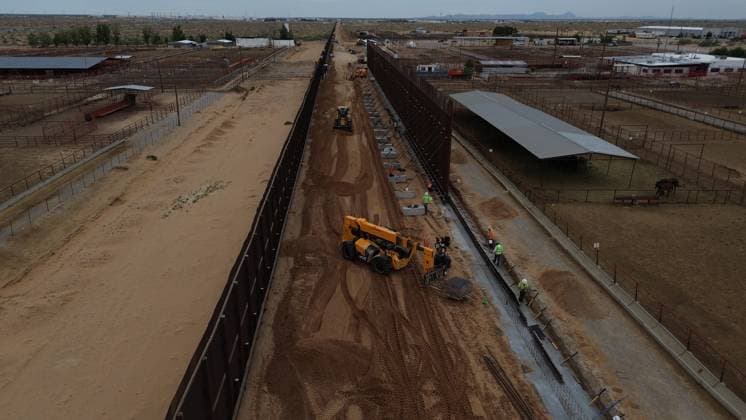 US begins construction of 11-kilometer wall on Mexico border CIUDAD JUAREZ , MEXICO - JULY 17: Workers are seen working with construction equipment after US authorities began construction on the next phase of the US-Mexico border wall between Texas and Ciudad Juarez on July 17, 2025 in Ciudad Juarez, Mexico. More than 11 kilometers will be built in the Texas town of Santa Teresa, following the approval of the immigration budget. Christian Torres Anadolu Ciudad Juarez Mexico. Editorial use only. Please get in touch for any other usage.  Copyright: x2025xAnadoluxChristianxTorresx