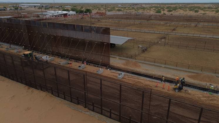 US begins construction of 11-kilometer wall on Mexico border CIUDAD JUAREZ , MEXICO - JULY 17: Workers are seen working with construction equipment after US authorities began construction on the next phase of the US-Mexico border wall between Texas and Ciudad Juarez on July 17, 2025 in Ciudad Juarez, Mexico. More than 11 kilometers will be built in the Texas town of Santa Teresa, following the approval of the immigration budget. Christian Torres Anadolu Ciudad Juarez Mexico. Editorial use only. Please get in touch for any other usage.  Copyright: x2025xAnadoluxChristianxTorresx