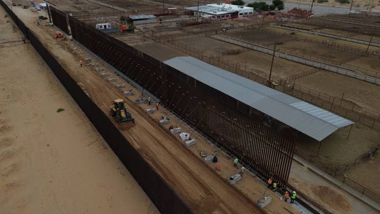 US begins construction of 11-kilometer wall on Mexico border CIUDAD JUAREZ , MEXICO - JULY 17: Workers are seen working with construction equipment after US authorities began construction on the next phase of the US-Mexico border wall between Texas and Ciudad Juarez on July 17, 2025 in Ciudad Juarez, Mexico. More than 11 kilometers will be built in the Texas town of Santa Teresa, following the approval of the immigration budget. Christian Torres Anadolu Ciudad Juarez Mexico. Editorial use only. Please get in touch for any other usage.  Copyright: x2025xAnadoluxChristianxTorresx