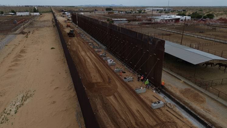 US begins construction of 11-kilometer wall on Mexico border CIUDAD JUAREZ , MEXICO - JULY 17: Workers are seen working with construction equipment after US authorities began construction on the next phase of the US-Mexico border wall between Texas and Ciudad Juarez on July 17, 2025 in Ciudad Juarez, Mexico. More than 11 kilometers will be built in the Texas town of Santa Teresa, following the approval of the immigration budget. Christian Torres Anadolu Ciudad Juarez Mexico. Editorial use only. Please get in touch for any other usage.  Copyright: x2025xAnadoluxChristianxTorresx