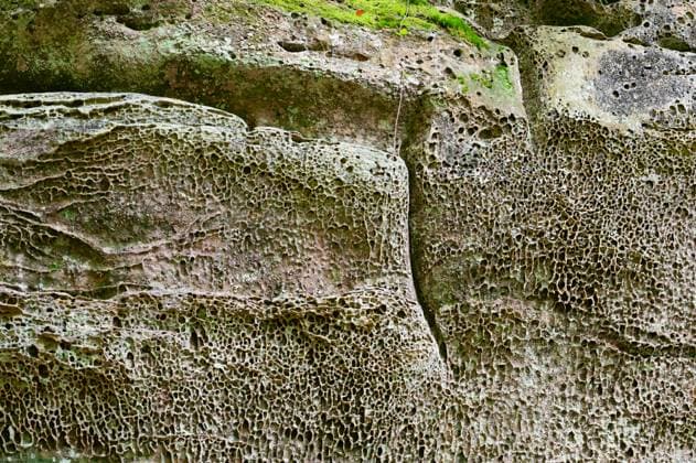 Creative Highlights World Sandstein-, Mergel-, Kalkstein- und Dolomit-Felsformation im Mullerthal in Luxemburg, Gesteinsstruktur in Nahaufnahme von Erosionsprozessen *** Sandstone , Marl , Limestone and Dolomite Rock formation at Mullerthal in Luxembourg, Rock structure in Close-up from Erosion processes 1133601523