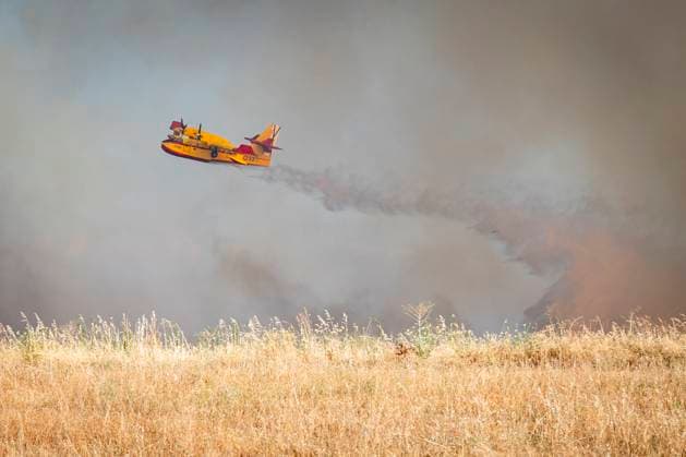 News Bilder des Tages Ascends to Level 2 a forest fire originated in Méntrida Toledo , bordering the Community of Madrid A seaplane tries to extinguish the fire, July 17, 2025, in Navalcarnero, Madrid Spain A fire originated today in the town of Méntrida Toledo, bordering the Community of Madrid, has gone to Level 2 operational situation by possible affection to non-forest assets and infrastructure, according to the Infocam Plan notes in his account of X For its part, the Information System of Forest Fires of the Government of Castilla La Mancha reflects that the fire began at 15 02 hours on Thursday, after being detected by a fixed watchman In extinguishing the flames are working at this time a total of 19 media and 66 people, specifically 7 aerial means, with  Copyright: xA.xPÃ rezxMecax 6862818
