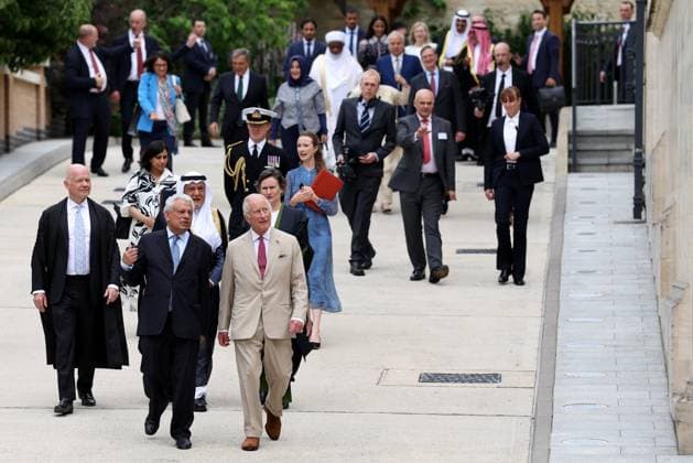 Bilder des Jahres 2025, Entertainment 07 Juli King Charles III visits the Oxford Centre for Islamic Studies Britain s King Charles III is guided around the Oxford Centre for Islamic Studies by the director Farhan Nizami (2L) alongside Chancellor of the University of Oxford William Hague (L) in Oxford, southern England, on July 17, 2025 to celebrate the naming of the King Charles III Wing and the launch of the King Charles III Programme., Credit:DARREN STAPLES Avalon United Kingdom, Oxford  Copyright: xDARRENxSTAPLESx xAvalonx 1022875552