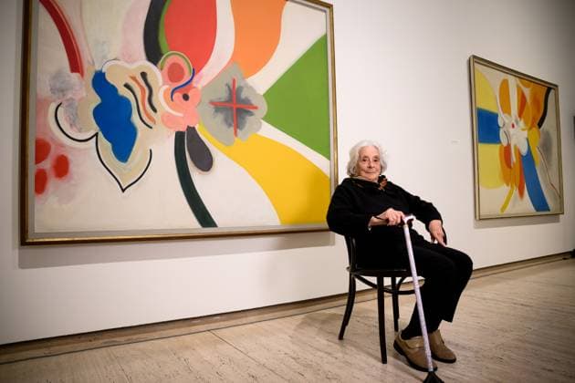 Bilder des Jahres 2025, Entertainment 07 Juli Entertainment Bilder des Tages JANET DAWSON RETROSPECTIVE, Artist Janet Dawson poses for a photograph in front of her artwork, as part of the retrospective exhibition ˜Janet Dawson: Far Away, So Close™ showcasing more than six decades of her work at the Art Gallery of New South Wales, Sydney, Friday, July 18, 2025. ( NO ARCHIVING SYDNEY NEW SOUTH WALES AUSTRALIA  Copyright: xBIANCAxDExMARCHIx 20250718127695675240