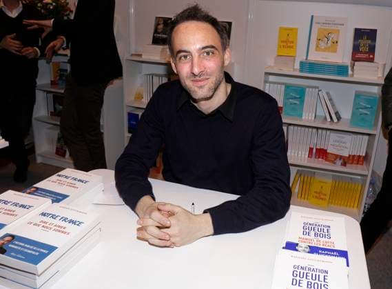 Raphaël Glucksmann lors de la 37ème édition du Salon du livre au parc des expositions, à la porte de Versailles, à Paris, France, le 25 mars 2017. Cédric Perrin Bestimage 37th Salon du Livre held at the Porte de Versailles in Paris, France on March 25th, 2017. Paris France *** Raphaël Glucksmann at the 37th Salon du Livre held at the Parc des Expositions, Porte de Versailles in Paris, France on March 25th, 2017 Cédric Perrin Bestimage 37th Salon du Livre held at the Porte de Versailles in Paris, France on March 25th, 2017 Paris France  Copyright: xCEDRICxPERRINx xBESTIMAGExCEDRICxPERRINx xBESTIMAGEx