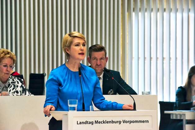 Schwerin, Landtag, Plenarsitzung am 24.04.2024. Ministerpräsidentin Manuela Schwesig, SPD, spricht vor dem Plenum zum Entwurf eines Vierten Gesetzes zur Änderung des Kindertagesförderungsgesetzes in Mecklenburg-Vorpommern. Ansicht seitlich frontal nah. Hinten links Landtagsvizepräsidentin Elke-Annette Schmidt, Die Linke, hinten rechts Chrisian Brade, SPD Schwerin Landtag Mecklenburg-Vorpommern Deutschland *** Schwerin, State Parliament, plenary session on 24 04 2024 Minister President Manuela Schwesig, SPD, addresses the plenary session on the draft of a Fourth Act to amend the Child Day Care Support Act in Mecklenburg-Vorpommern View from the side front close In the back left State Parliament Vice-President Elke Annette Schmidt, Die L