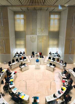 Schwerin, Landtag, Plenarsitzung am 24.04.2024. Ansicht Plenarsaal, Ministerpräsidentin Manuela Schwesig, SPD, spricht vor dem Plenum zum Entwurf eines Vierten Gesetzes zur Änderung des Kindertagesförderungsgesetzes in Mecklenburg-Vorpommern. Ansicht frontal von oben, Weitwinkel mit der ersten Sitzreihe. Schwerin Landtag Mecklenburg-Vorpommern Deutschland *** Schwerin, State Parliament, plenary session on 24 04 2024 View plenary hall, Prime Minister Manuela Schwesig, SPD, speaks in front of the plenary on the draft of a fourth law to amend the Child Day Care Promotion Act in Mecklenburg Vorpommern View frontal from above, wide angle with the first row of seats Schwerin State Parliament Mecklenburg Vorpommern Germany