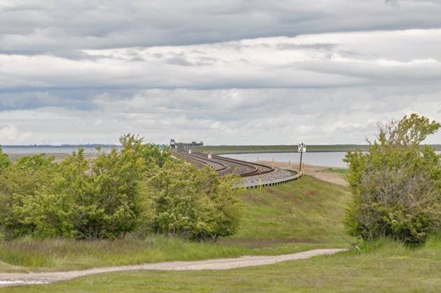 Hindenburgdamm durch das Wattenmeer Hindenburgdamm through the Wadden Sea Copyright: imageBROKER KayxAugustin ibxiqx13903044.jpg