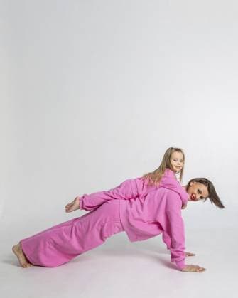 Junge Mutter und kleine Tochter zu Fuß halten die Hände. Gekleidet in rosa Farbe Anzüge auf weißem Hintergrund, Studio. Konzept der Werbung positiv und Kleidung. Vertikale Foto Young mother and little daughter walking holding hands. Dressed in pink color suits on white background, studio. Concept of advertising positive and clothes. Vertical photo Copyright: imageBROKER LARISAxSHPINEVA ibxiqx14286701.jpg ,model released, Symbolfoto ,property released