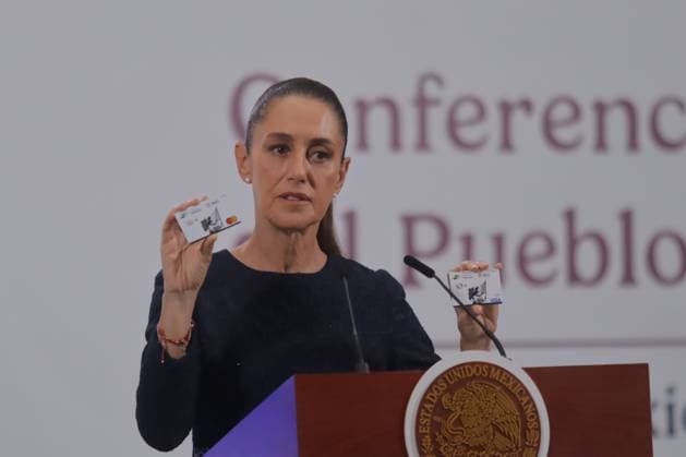 Mexico™s President Claudia Sheinbaum Holds Briefing Mexico s President Claudia Sheinbaum Pardo shows the Financial for Bienestar card while speak the avoid paying taxes on remittances sent to Mexico during a news conference at National Palace. on July 18, 2025 in Mexico City, Mexico. (Photo by Carlos Santiago Eyepix Group) Copyright: xCarlosxSantiago xEyepixxGroupx CS_18072025_161876