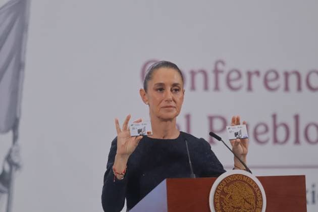 Mexico™s President Claudia Sheinbaum Holds Briefing Mexico s President Claudia Sheinbaum Pardo shows the Financial for Bienestar card while speak the avoid paying taxes on remittances sent to Mexico during a news conference at National Palace. on July 18, 2025 in Mexico City, Mexico. (Photo by Carlos Santiago Eyepix Group) Copyright: xCarlosxSantiago xEyepixxGroupx CS_18072025_161890