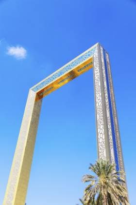 Dubai, UAE 9. Dezember 2024: Dubai Bilderrahmen. Größter Goldrahmen für Fotos. Menschen gehen an einem architektonischen Wahrzeichen und einer hohen Aussichtsplattform im Zabeel Park vorbei. Vertikales Foto Dubai, UAE - December 9, 2024: Dubai Picture Frame. Largest gold frame for photos. People walking past architectural landmark and high observation deck in Zabeel park. Vertical photo Copyright: imageBROKER LARISAxSHPINEVA ibxiqx14288718.jpg
