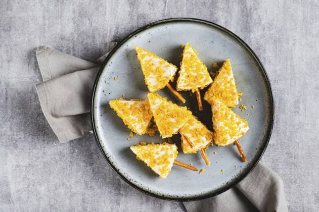 Food, Nahaufnahme von Weihnachtsbäumen aus Dreieckskäse in Nacho Streuseln auf einem Teller Ansicht von oben Food, Close up of Christmas trees made from triangle cheese in nacho crumbles on a plate top view Copyright: imageBROKER ElenaxRui ibxiqx14298041.jpg