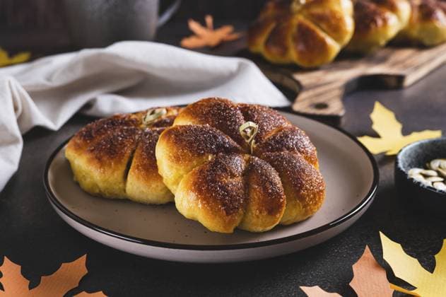 Food, Süße Kürbisbrötchen auf einem Teller auf dem Tisch Food, Sweet pumpkin buns on a plate on the table Copyright: imageBROKER ElenaxRui ibxiqx14298219.jpg