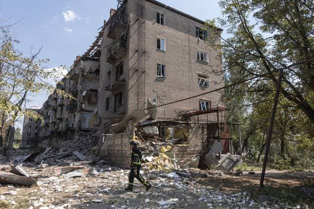 Ukrainian emergency services extinguish fire following Russian shelling in Kostiantynivka KOSTIANTYNIVKA, UKRAINE - JULY 19: General view of a heavily damaged building with parts of it collapsed as Ukrainian emergency service workers extinguish a fire in a residential building, after Russian shelling, in Kostiantynivka, Ukraine, on July 19, 2025. Diego Herrera Carcedo Anadolu Kostiantynivka Ukraine. Editorial use only. Please get in touch for any other usage.  Copyright: x2025xAnadoluxDiegoxHerreraxCarcedox