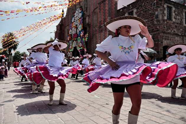 July 19, 2025, Chalco, State Of Mexico, Mexico: In the volcanic area, the celebration of SANTIAGO THE APOSTOLE, the patron saint of Chalco, State of Mexico, begins with the traditional Chinelos, native to Tlayacapan, Tepozotlan, and Yautepec, State of Morelos. These people dance through the streets wearing handmade costumes made with different fabrics, materials, paints, and masks. They originated during the colonial era to mock the Spanish, which is why their costumes have extravagant decorations and their masks resemble the faces, light skin, and colored eyes of the foreigners who invaded Mexico. The word Chinelo comes from the Nahuatl word meaning disguised Chalco Mexico - ZUMAp204 20250719_zip_p204_038 Copyright: xJosuexPerezx
