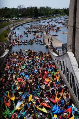 Lock & Paddle 2025 in Canada PETERBOROUGH, CANADA - JULY 19 : Hundreds of paddlers attend the Lock & Paddle 2025 event at historic Peterborough Lift Lock within ‘Canada’s Parks Day’ in Peterborough, Ontario, Canada on July 19, 2025. Participants are lifted up and down the historic lock, located on the Trent Canal at Trent-Severn Waterway National Historic Site, as part of the Canada’s Parks Day event, celebrated on the third Saturday of July each year. Mert Alper Dervis Anadolu Ontario Canada. Editorial use only. Please get in touch for any other usage.  Copyright: x2025xAnadoluxMertxAlperxDervisx