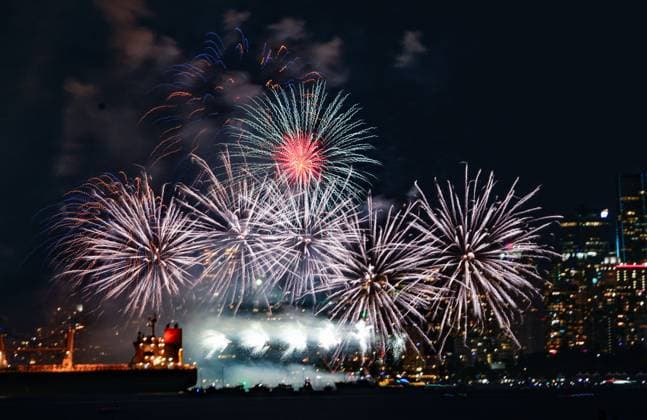 (250720) -- VANCOUVER, July 20, 2025 -- Fireworks light up the sky during the 2025 Celebration of Light at English Bay in Vancouver, British Columbia, Canada, July 19, 2025. The 33rd Celebration of Light fireworks show kicked off here Saturday. This year s event features an all-Canadian lineup, with pyrotechnic teams from Yukon, Quebec, and Nova Scotia scheduled to perform on July 19, 23, and 26, respectively. (Photo by Xinhua) CANADA-VANCOUVER-FIREWORKS LiangxSen