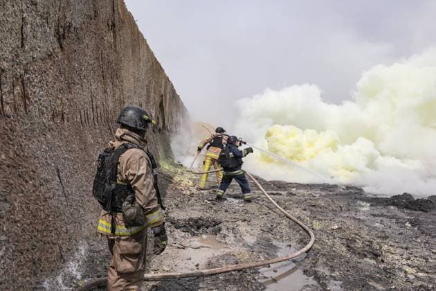 Ukrainian officials extinguish the fire after Russian attack in Kostiantynivka KOSTIANTYNIVKA, UKRAINE - JULY 20: Ukrainian emergency service workers and firefighters extinguish a fire after Russian shelling of a former chemical factory in Kostiantynivka, Ukraine on July 20, 2025. Diego Herrera Carcedo Anadolu Kostiantynivka Ukraine. Editorial use only. Please get in touch for any other usage.  Copyright: x2025xAnadoluxDiegoxHerreraxCarcedox