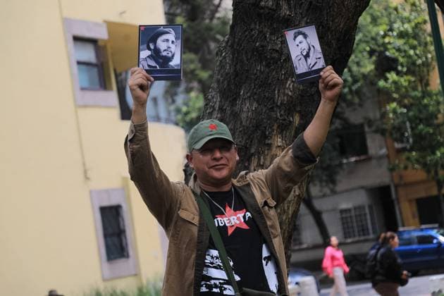 Protest Against the Removal of Statues of Cuban Revolutionary Leaders A person takes part during a protest against the removal of statues of Cuban revolutionary leaders Che Guevara and Fidel Castro in Tabacalera Park by CuauhtÃ moc Mayor Alessandra Rojo de la Vega. on July 20, 2025 in Mexico City, Mexico. (Photo by Ian Robles Eyepix Group) Copyright: xIanxRobles xEyepixxGroupx EL_20072025_162060JPEG