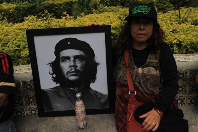 Protest Against the Removal of Statues of Cuban Revolutionary Leaders A person holds a Che Guevara picture while take part during a protest against the removal of statues of Cuban revolutionary leaders Che Guevara and Fidel Castro in Tabacalera Park by CuauhtÃ moc Mayor Alessandra Rojo de la Vega. on July 20, 2025 in Mexico City, Mexico. (Photo by Ian Robles Eyepix Group) Copyright: xIanxRobles xEyepixxGroupx EL_20072025_162074JPEG