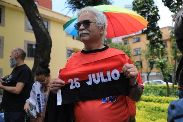 Protest Against the Removal of Statues of Cuban Revolutionary Leaders A person takes part during a protest against the removal of statues of Cuban revolutionary leaders Che Guevara and Fidel Castro in Tabacalera Park by CuauhtÃ moc Mayor Alessandra Rojo de la Vega. on July 20, 2025 in Mexico City, Mexico. (Photo by Ian Robles Eyepix Group) Copyright: xIanxRobles xEyepixxGroupx EL_20072025_162076JPEG