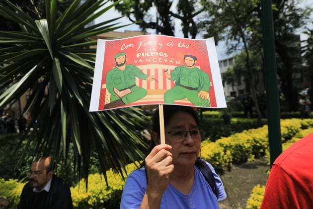 Protest Against the Removal of Statues of Cuban Revolutionary Leaders A person lifts a placard while takes part during a protest against the removal of statues of Cuban revolutionary leaders Che Guevara and Fidel Castro in Tabacalera Park by CuauhtÃ moc Mayor Alessandra Rojo de la Vega. on July 20, 2025 in Mexico City, Mexico. (Photo by Ian Robles Eyepix Group) Copyright: xIanxRobles xEyepixxGroupx EL_20072025_162080JPEG