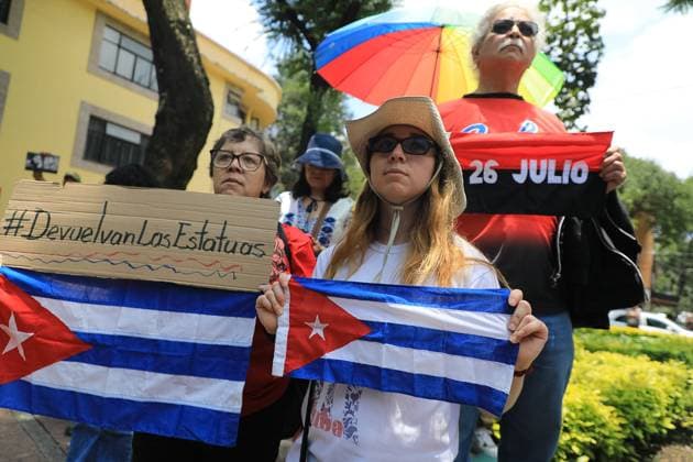 Protest Against the Removal of Statues of Cuban Revolutionary Leaders A person holds a Cuban flag while take part during a protest against the removal of statues of Cuban revolutionary leaders Che Guevara and Fidel Castro in Tabacalera Park by CuauhtÃ moc Mayor Alessandra Rojo de la Vega. on July 20, 2025 in Mexico City, Mexico. (Photo by Ian Robles Eyepix Group) Copyright: xIanxRobles xEyepixxGroupx EL_20072025_162067JPEG