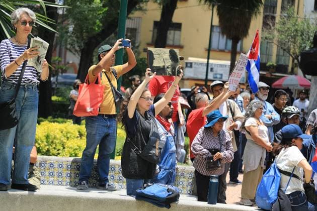 Protest Against the Removal of Statues of Cuban Revolutionary Leaders People take part during a protest against the removal of statues of Cuban revolutionary leaders Che Guevara and Fidel Castro in Tabacalera Park by CuauhtÃ moc Mayor Alessandra Rojo de la Vega. on July 20, 2025 in Mexico City, Mexico. (Photo by Ian Robles Eyepix Group) Copyright: xIanxRobles xEyepixxGroupx EL_20072025_162071JPEG